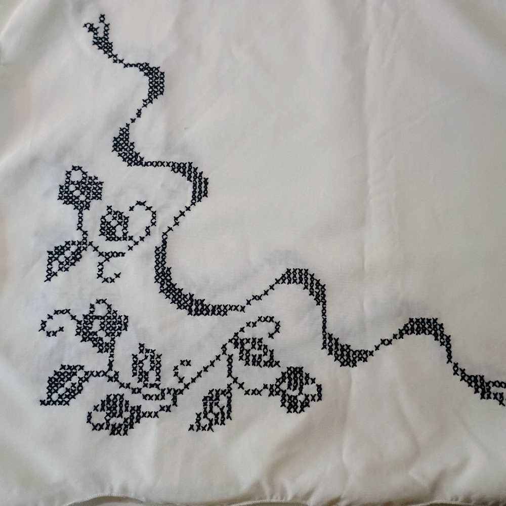 Hand Embroidered Table Cloth - Picture 3 of 3